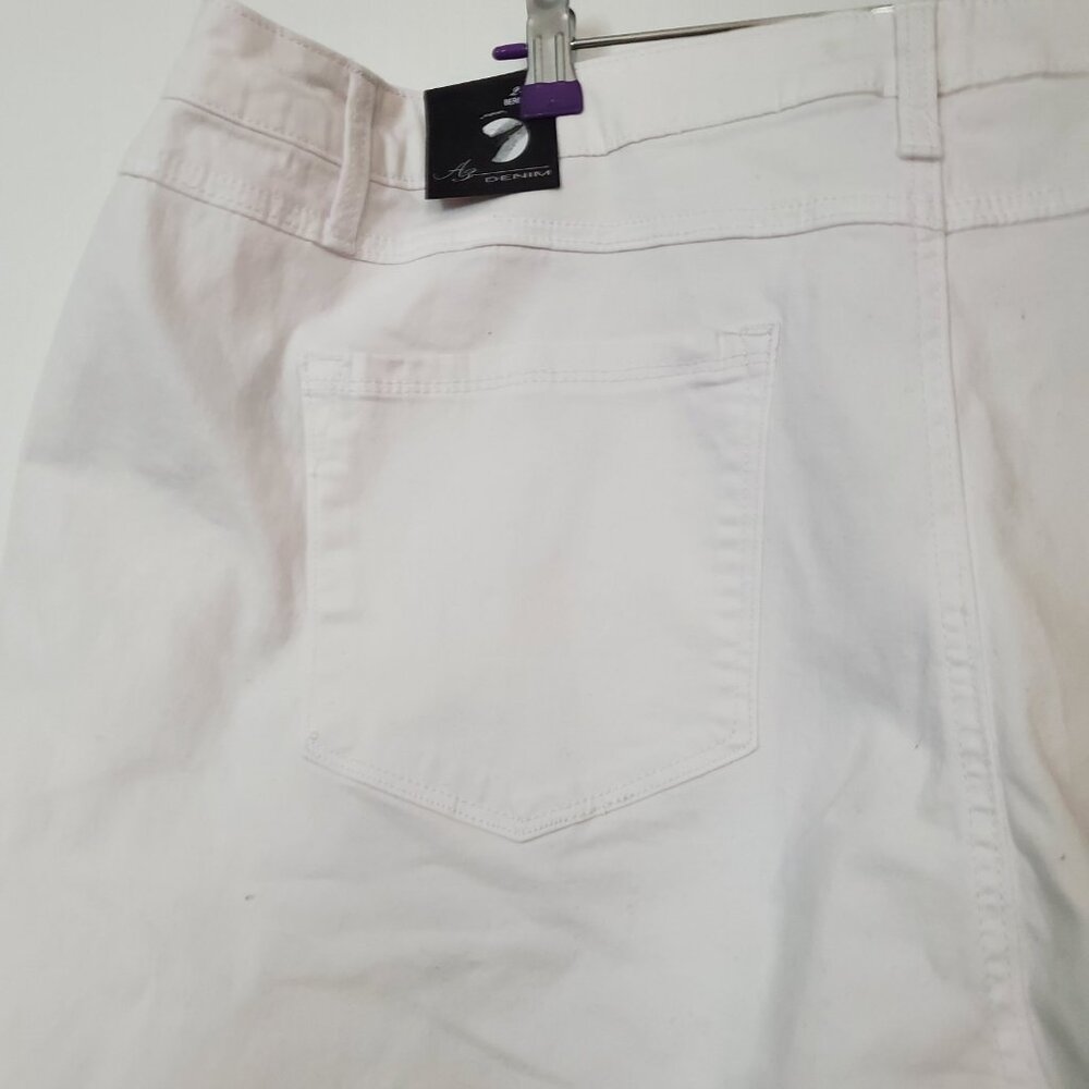 Women's Plus Size Bemuda Shorts 24W Set of 2 White A3 & Green St Johns Bay - Picture 14 of 14